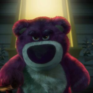 Portrait numérique hyper-réaliste de Lotso de Toy Story 3, l'air menaçant sous une lumière crue, tenant sa canne. Impression d'art sur Dibon mat.
