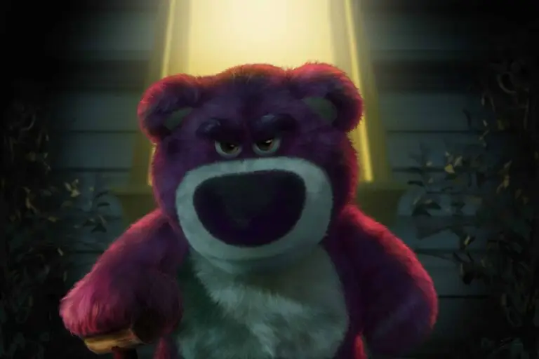 Portrait numérique abouti de Lotso de Toy Story 3, l'air menaçant sous une lumière crue, tenant sa canne. Impression d'art sur Dibond mat.
