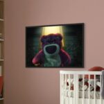 Tableau encadré de Lotso (Toy Story 3), peinture numérique réaliste, accroché dans une chambre d'enfant sur un mur rose.