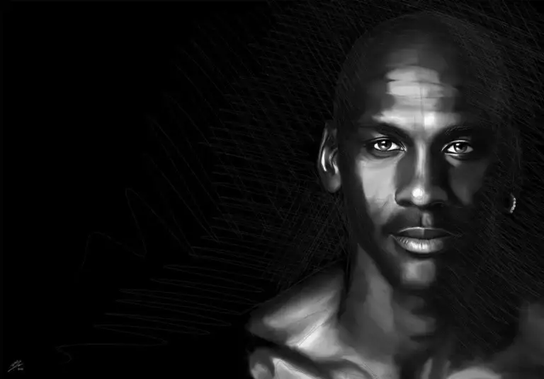 Portrait numérique abouti en noir et blanc de Michael Jordan, regard direct et léger sourire, crâne chauve, boucle d'oreille diamant et tatouage Chicago Bulls visible sur l'épaule gauche, fond noir aux motifs graphiques ondulés.