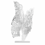 Sculpture Immortelle Mon Amour de Jocelyn Bouget : silhouette féminine vue de face, imprimée en 3D SLS de couleur blanche, format 65 × 36 × 30 cm. Au centre, une silhouette de buste-corset féminin. Latéralement, deux paires d'ailes de papillon ajourées en dentelle organique fine se déploient — ailes supérieures et ailes inférieures comme un papillon. La sculpture allie la rigueur structurelle du corset à la légèreté du papillon en envol. Posée sur un socle blanc plat. Œuvre privée non disponible à la vente.