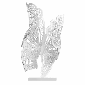 Sculpture Immortelle Mon Amour de Jocelyn Bouget : silhouette féminine vue de face, imprimée en 3D SLS de couleur blanche, format 65 × 36 × 30 cm. Au centre, une silhouette de buste-corset féminin. Latéralement, deux paires d'ailes de papillon ajourées en dentelle organique fine se déploient — ailes supérieures et ailes inférieures comme un papillon. La sculpture allie la rigueur structurelle du corset à la légèreté du papillon en envol. Posée sur un socle blanc plat. Œuvre privée non disponible à la vente.