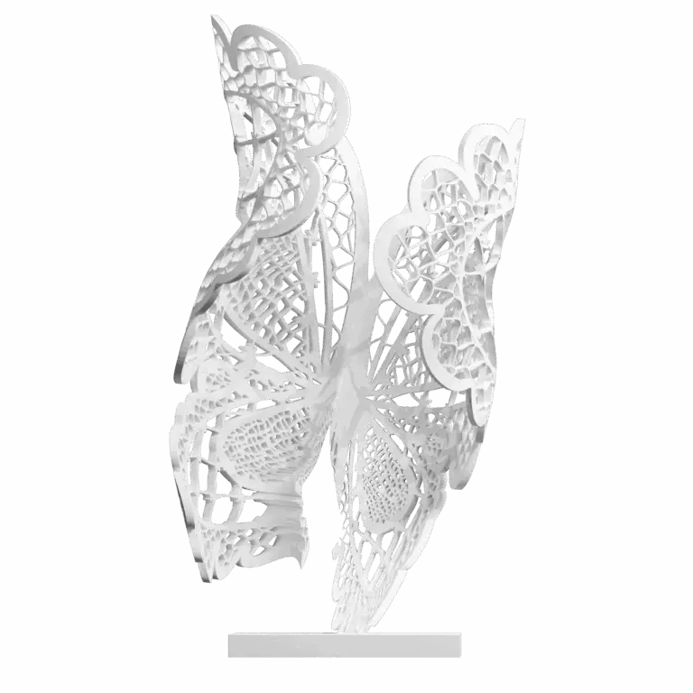 Sculpture Immortelle Mon Amour de Jocelyn Bouget : silhouette féminine vue de face, imprimée en 3D SLS de couleur blanche, format 65 × 36 × 30 cm. Au centre, une silhouette de buste-corset féminin. Latéralement, deux paires d'ailes de papillon ajourées en dentelle organique fine se déploient — ailes supérieures et ailes inférieures comme un papillon. La sculpture allie la rigueur structurelle du corset à la légèreté du papillon en envol. Posée sur un socle blanc plat. Œuvre privée non disponible à la vente.