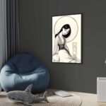 Tableau encadré du croquis de Mulan, style crayonné, dans une chambre d'enfant moderne à côté d'un pouf bleu.