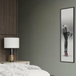 Peinture numérique réaliste d'une femme de dos en lingerie, penchée, avec des talons aiguilles à semelles rouges. Art glamour sur Dibon mat.