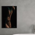 L'œuvre Demoiselle au bain 2 exposée dans une salle de bain minimaliste au-dessus d'une baignoire design.