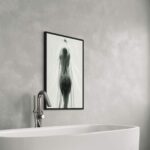 L'œuvre Drapé 2 de Jocelyn Bouget, présentée dans une salle de bain moderne grise, mettant en valeur la fluidité du sujet