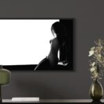 L'œuvre Shadow 2 exposée dans un salon contemporain sombre, soulignant le contraste entre le noir profond et la lumière blanche.