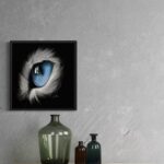 Peinture numérique réaliste de l'œil bleu d'un chat blanc, "Eye Cat" par Jocelyn Bouget, impression sur Dibon mat.
