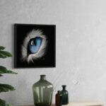 Peinture numérique réaliste de l'œil bleu d'un chat blanc, "Eye Cat" par Jocelyn Bouget, impression sur Dibon mat.
