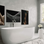 L'œuvre Demoiselle au bain 2 exposée dans une salle de bain minimaliste au-dessus d'une baignoire design.