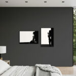 L'œuvre Shadow 2 exposée dans un salon contemporain sombre, soulignant le contraste entre le noir profond et la lumière blanche.