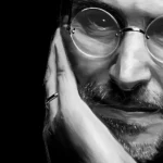 Portrait numérique abouti en noir et blanc de Steve Jobs, main sur le visage, regard intense derrière ses lunettes rondes