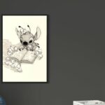 Mise en situation du tableau 'Stitch' par Jocelyn Bouget, un croquis numérique encadré d'une caisse américaine noire dans une chambre
