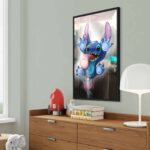 Tableau encadré de 'Stitch Window', une peinture numérique couleur, accroché au-dessus d'un bureau d'enfant.