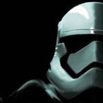 Peinture numérique au format carré 60×60 cm représentant un casque de Stormtrooper du First Order de Star Wars en profil-trois-quarts à droite, blanc-argenté brillant éclairé en lumière froide cyan-bleutée, visière noire incurvée et modules respiratoires visibles, traits d'esquisse blancs apparents au stylet, fond noir absolu.