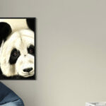 Cadre art mural panda accroché au dessus d'un meuble blanc, décoration intemporelle noir et blanc.
