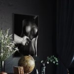 L'œuvre Catch 2 de Jocelyn Bouget présentée dans un intérieur sombre et élégant, mettant en valeur son contraste.