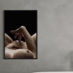 L'œuvre Demoiselle au bain installée dans une salle de bain moderne grise, encadrée par une caisse américaine en aluminium noir.