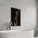 L'œuvre Demoiselle au bain 2 exposée dans une salle de bain minimaliste au-dessus d'une baignoire design.