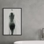 L'œuvre Drapé 2 de Jocelyn Bouget, présentée dans une salle de bain moderne grise, mettant en valeur la fluidité du sujet