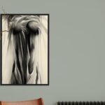 L'œuvre Drapé de Jocelyn Bouget exposée dans un intérieur épuré avec des éléments décoratifs naturels.