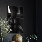 Tableau Catch 3 de Jocelyn Bouget exposé dans un cadre caisse américaine noire, mettant en valeur les détails de la dentelle.