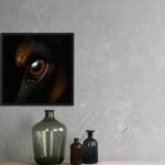 Peinture numérique hyper-réaliste d'un œil de Doberman, pelage noir et feu, impression d'art sur Dibon mat.