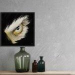 Peinture numérique hyper-réaliste d'un œil d'aigle perçant sur fond noir, impression d'art sur Dibon mat.