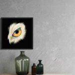 Peinture numérique hyper-réaliste d'un œil de hibou (chouette) jaune vif sur fond noir, impression d'art sur Dibon mat.