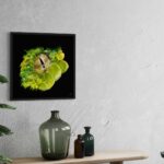 Peinture numérique hyper-réaliste d'un œil de serpent vert et jaune, impression d'art sur Dibon mat.