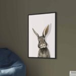 Mise en situation du tableau de lapin réaliste dans une chambre d'enfant moderne avec un mur sombre.