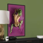 L'œuvre Demoiselle Provocateur de Jocelyn Bouget, encadrée en caisse américaine, posée sur un buffet moderne.