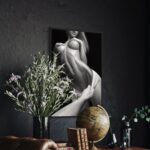 Tableau Catch 1 de Jocelyn Bouget exposé dans un cadre caisse américaine noire au-dessus d'un bureau élégant.