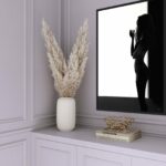 L'œuvre Shadow 1 de Jocelyn Bouget, encadrée en caisse américaine, apportant une touche minimaliste à un intérieur aux tons poudrés.