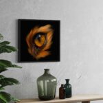 Mise en situation du tableau carré 'Eye fox' de Jocelyn Bouget sur un mur en béton ciré, au-dessus d'une console.