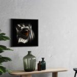 Tableau 'Eye zebra' avec cadre noir en caisse américaine, accroché à côté d'une plante verte sur un mur texturé.