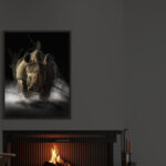 Tableau vertical grand format d'un rhinocéros sur fond noir, accroché au-dessus d'une cheminée dans un salon aux murs gris anthracite.