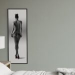 Grand tableau vertical format kakemono accroché dans une chambre parentale grise, art glamour chic.