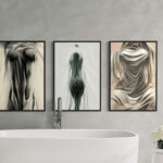Série de trois peintures numériques 'Drapés' par Jocelyn Bouget, installées harmonieusement au-dessus d'une baignoire.