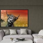 Peinture numérique réaliste d'une vache Highland poilue (vache laineuse), tête penchée et tirant la langue, sur fond chaud avec des pissenlits. Impression d'art sur Dibon mat.