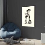 Tableau encadré du croquis de Woody de Toy Story, dans une chambre d'enfant à côté d'un pouf bleu