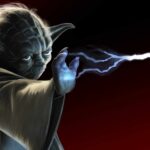 Peinture numérique au format panoramique horizontal 90×50 cm représentant Maître Yoda de Star Wars en plan-poitrine à gauche du cadre, visage gris-vert ridé concentré et sourcils froncés, oreilles pointues, drapé dans sa robe Jedi beige-crème, main droite tendue vers la droite paume ouverte qui absorbe et redirige un éclair de Force bleu-blanc électrique venant du hors-champ droit, fond rouge sang dégradé vers noir, traits d'esquisse blancs apparents.